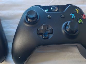2 Microsoft 1697 Black Handheld Wireless Bluetooth Gaming Controller for Xbox One