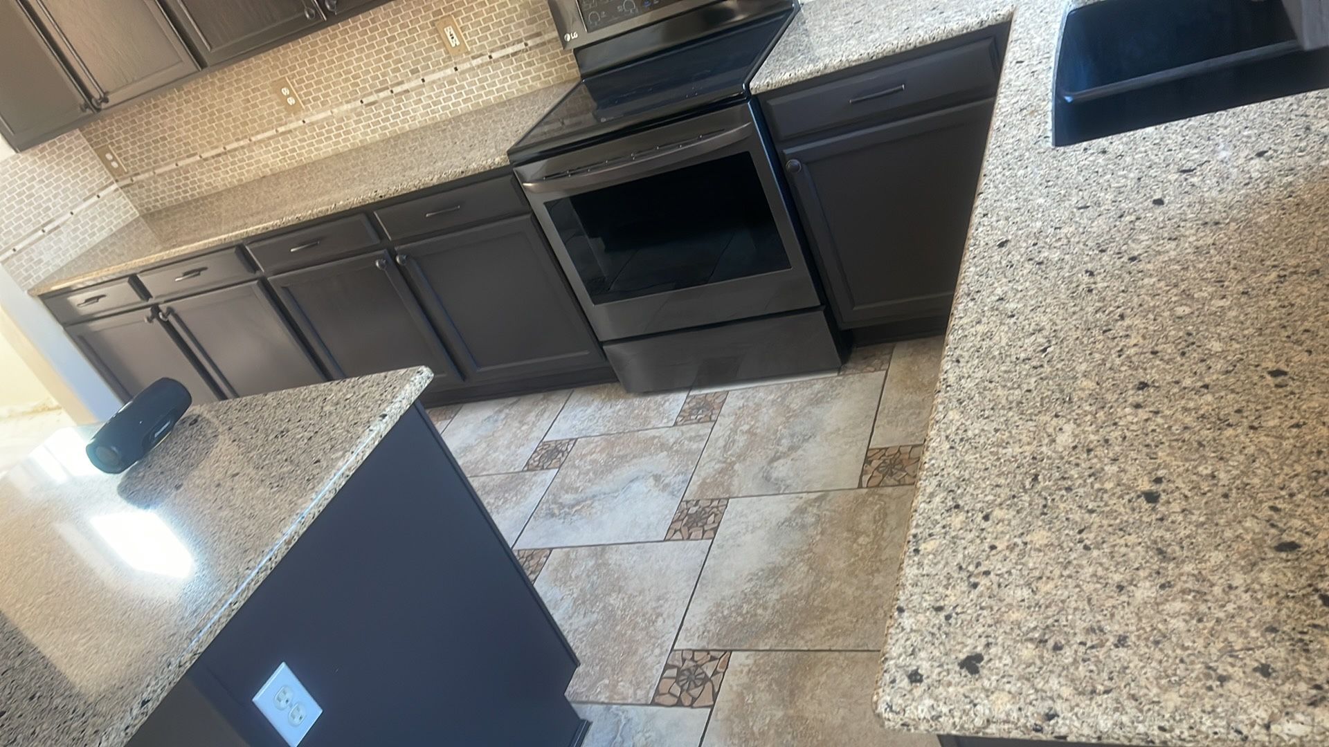 Full  Kitchen Cabinets And Island 