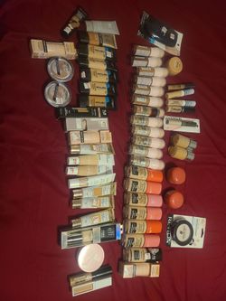 Lote de 57 piezas de maquillaje nuevo