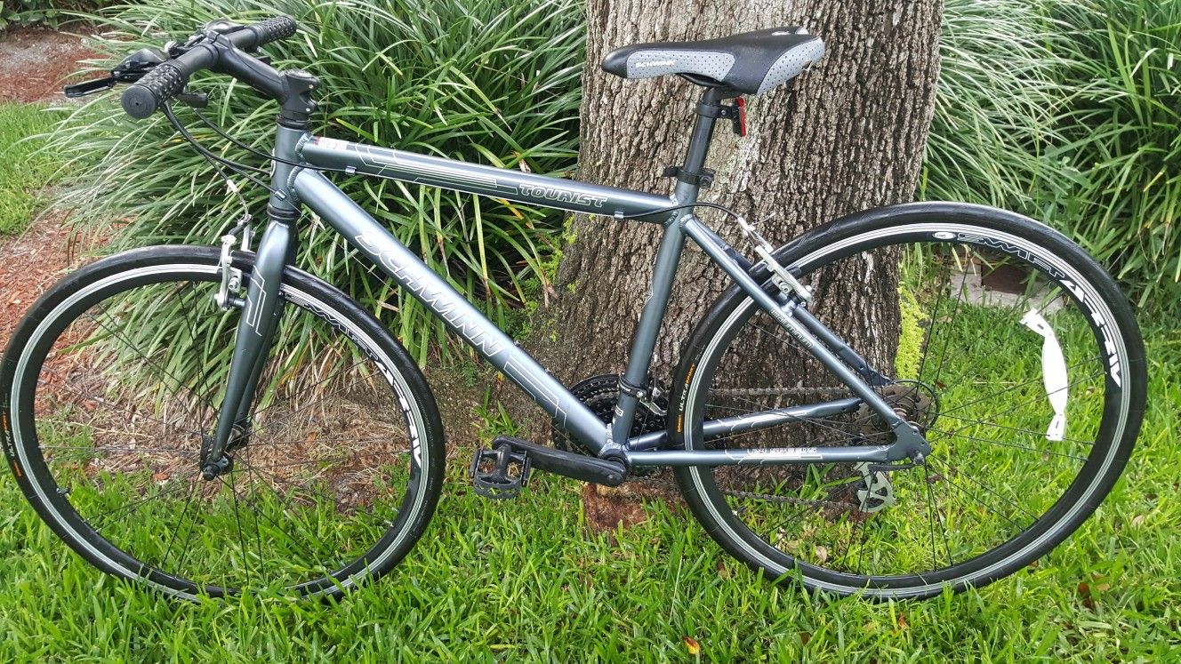 SCHWINN TOURIST HYBRID ROAD BIKE. MINT CONDITION. ALMOST NEW