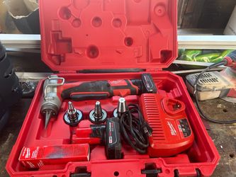 Milwaukee M12 Cordless Pipe Expander Kit