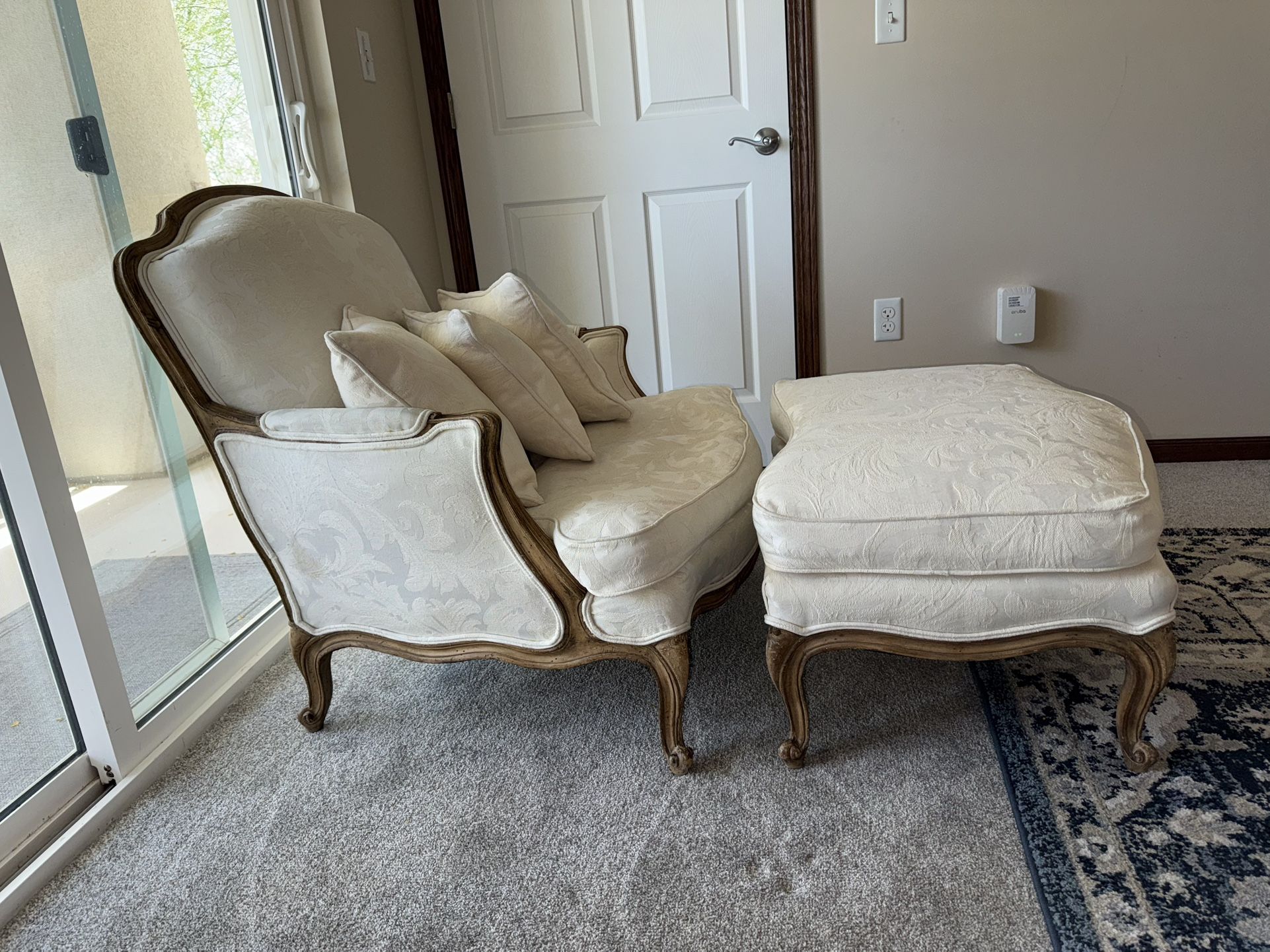 Lounge Chair W Ottoman white/wood