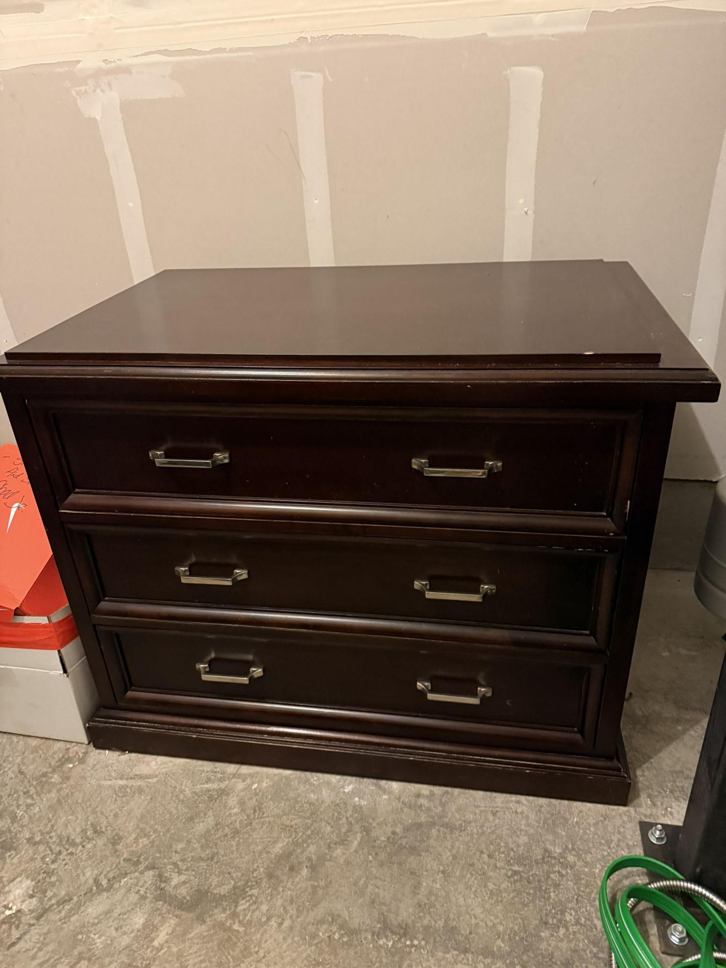 DRESSER