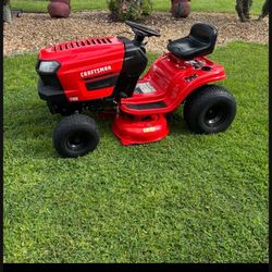 Craftsman T100 riding lawn mower  Like new 