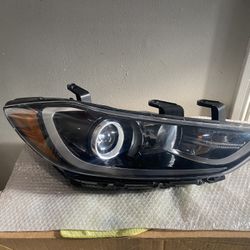 2017-2018 Hyundai Elantra Right Headlight 