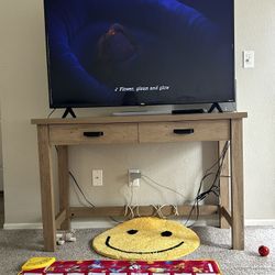 Desk With USB Plug-ins 