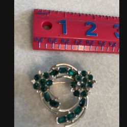 CA. LISNER VINTAGE GREEN RHINESTONE PIN/BROOCH