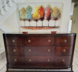 THOMASVILLE SOLID WOOD DRESSER EXCELLENT CONDITION DELIVERY AVAILABLE