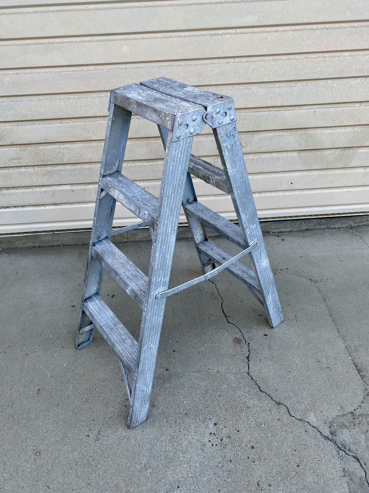 Commercial 4’ Twin Aluminum Ladder $100 Cash In Ontario 91762. 4 feet foot