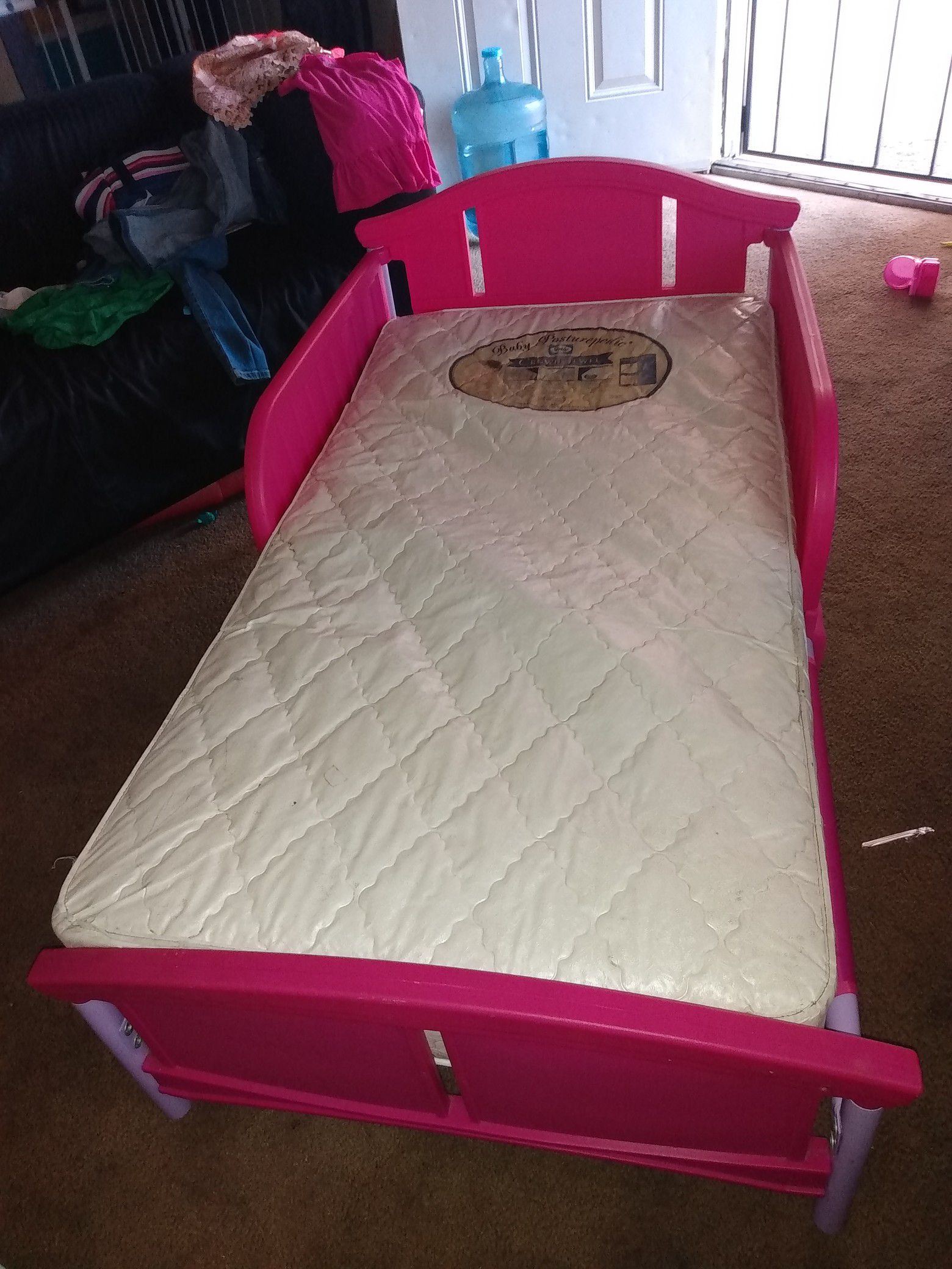 Toddler bed with matress