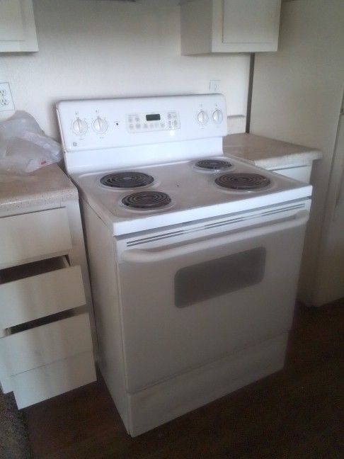 Really Nice Electric Stove And Whirlpool Fridge