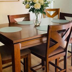Dining / Kitchen Table & Chairs