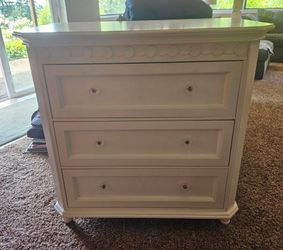 White 4-drawer Shabby Chic dresser