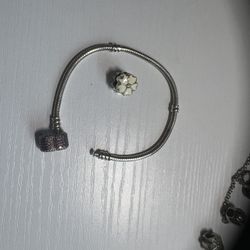 pandora 18cm chain and a white flower