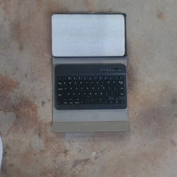 detachable Bluetooth keyboard case for a tablet