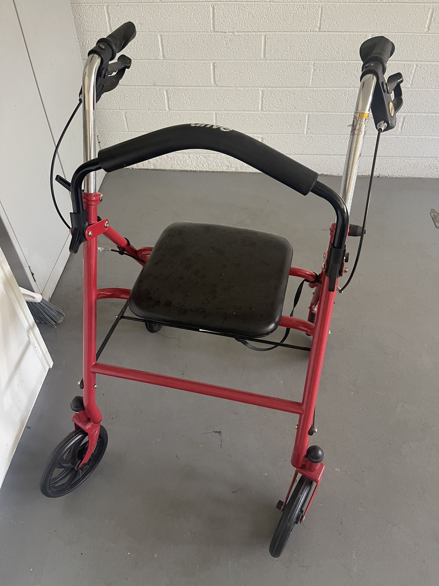 Rollator walker with seat and brakes, no storage