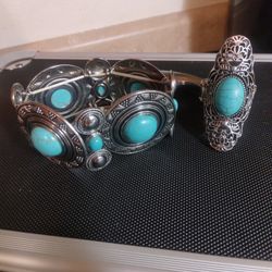 Paparazzi Jewelry  New Large Finger Ring 10 Stretchy N Bracelet Turquoise Stones On Both W Metal Hammer Design Art Deco