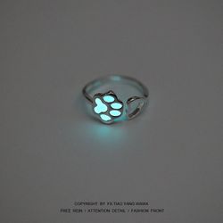 wear a luminous kitten‘s paw on your hand! A Light in the Dark