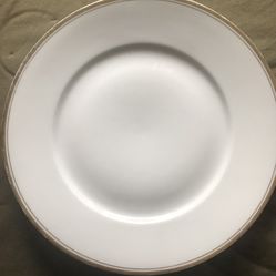10Brilliant White Dinner Plates Rimmed With 18K Gold