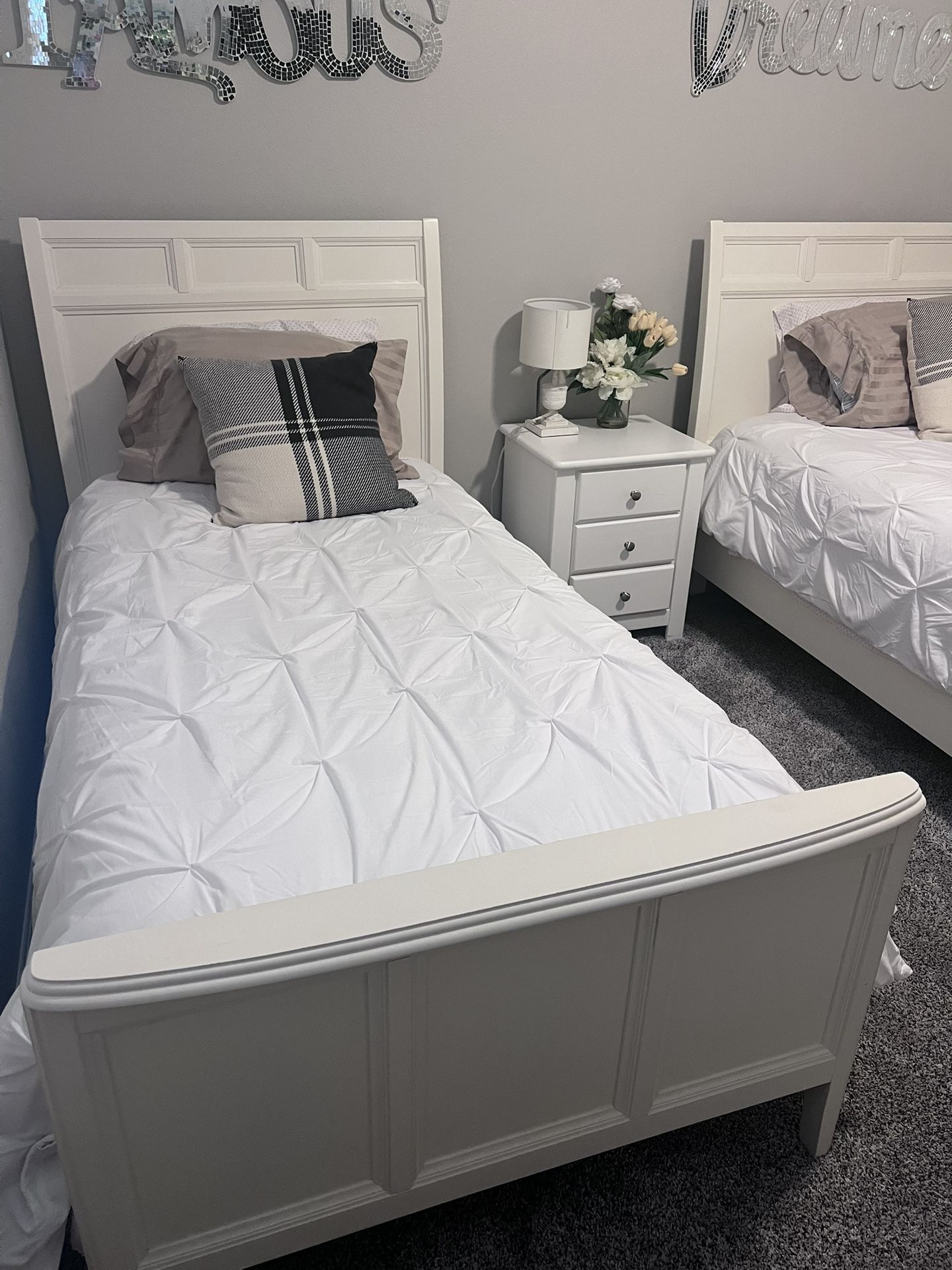 2 Twin Beds