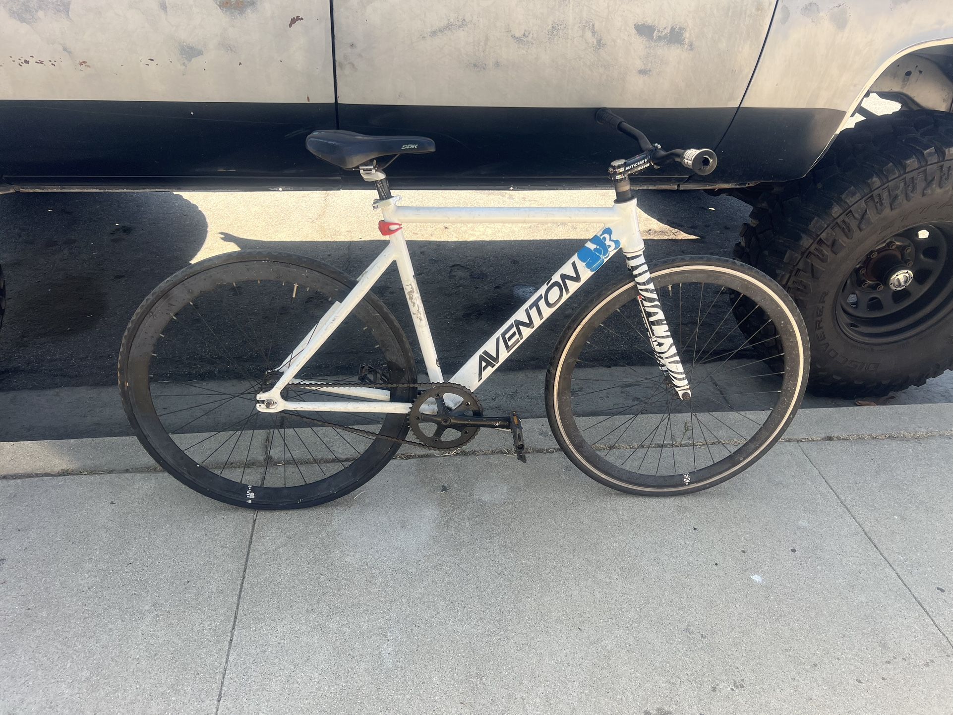 White Aventon Bike Súper Light weight