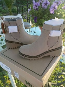 MIA BOOTS SIZE 6 woman's