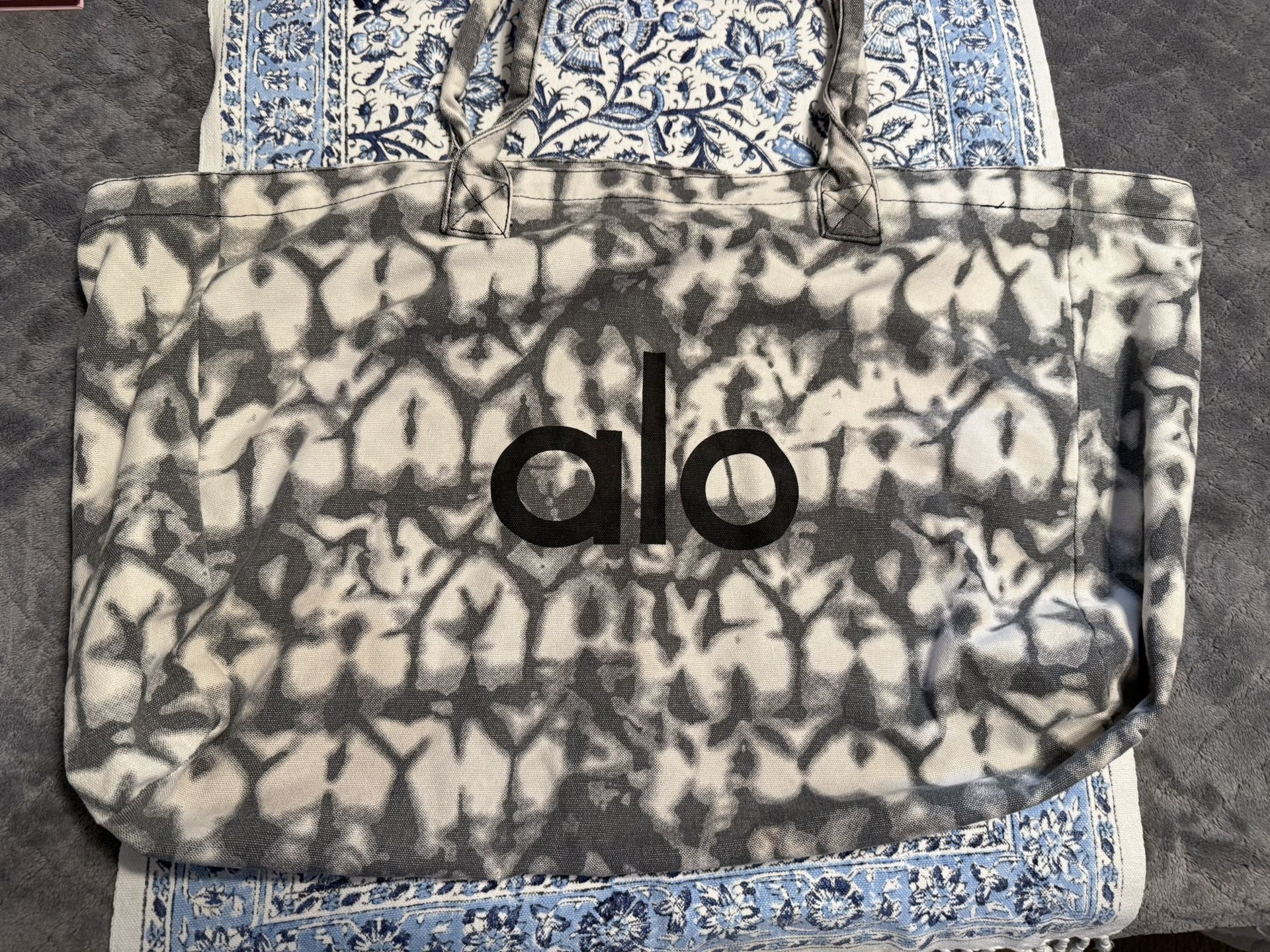 Alo Yoga Shopper Tote Bag - Silver