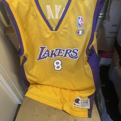 Vintage Kobe Bryant #8 Los Angeles Lakers Jersey Size L(14-16)
