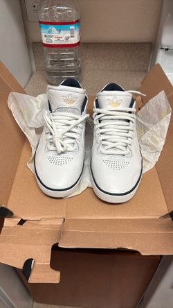 Size 10 New Adidas Tyshawn Mids