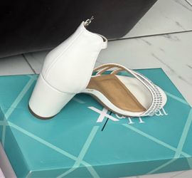White heels size 7