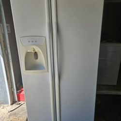 REFRIGERATOR  ( FREE LOCAL DELIVERY  )