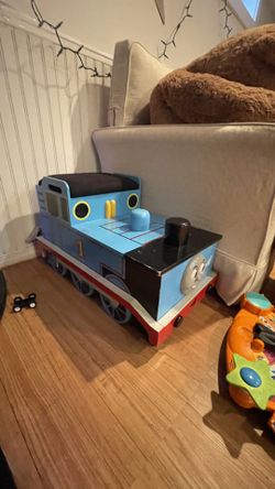 Thomas toy box with seat