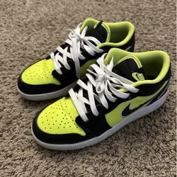 Air Jordan 1 Low SE Black Cat Volt Youth