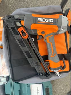 RIDGID Pneumatic 15-Gauge 2-1/2 in. Angled Finish Nailer with CLEAN DRIVE Technology, and Tool Bag