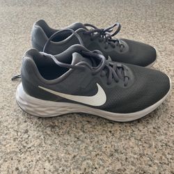 Men’s Nikes 7.5