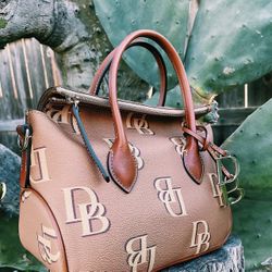 New 𝙳𝚘𝚘𝚗𝚎𝚢 𝚊𝚗𝚍 𝙱𝚘𝚞𝚛𝚔𝚎 𝙼𝚘𝚗𝚘𝚐𝚛𝚊𝚖 𝚂𝚊𝚝𝚌𝚑𝚎𝚕 𝙸𝚗 𝚂𝚊𝚍𝚍𝚕𝚎 