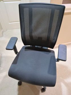 Vari Ergonomic Office Chair with Headrest – Adjustable – Black