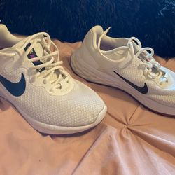 #17 Nike Women Size 7.5