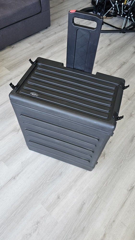 $200 - SKB 6U Rolling Rack