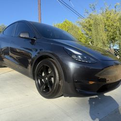 2025 Tesla Y Like New