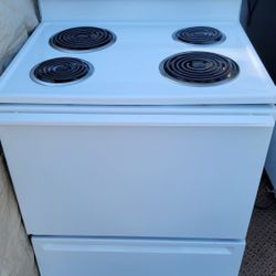 Preciosa Estufa Electrica Magic Chef Super Limpia Lista Para Usar Trabaja Muy Bien Los Cuatro Quemadores Y El Horno $150