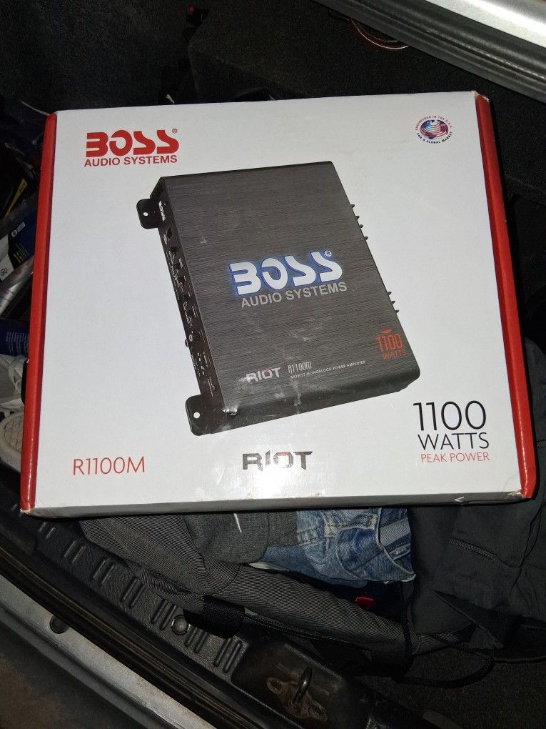 Boss 1100 Watt Amp