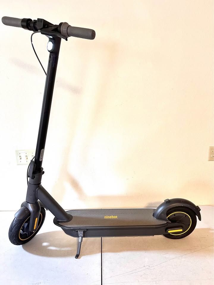 Segway - Max G30P Electric Kick Scooter w/40.4 mi Max Operating Range & 18.6 mph Max Speed - Black