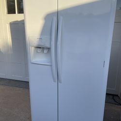 Clean Frigidaire White Refrigerator/Freezer