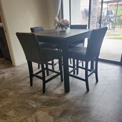 Beautiful and Modern Dining Table Set