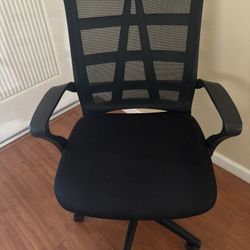 Office Chair That. CAn Go Up And Down In Excellent Condition 