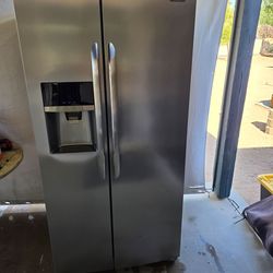 FRIGIDAIRE GALLARY 2 DOOR FULL SIZE REFRIGERATOR (FRIDGE) WATER AND ICE AVAILABLE