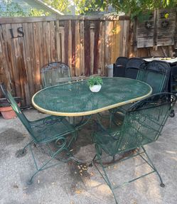 Metal patio set with 4 Rocking chairs
