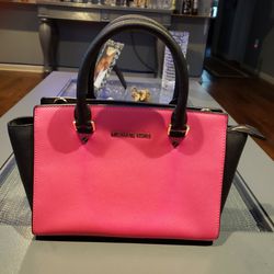 AUTHENTIC MICHAEL KORS LEATHER BAG COLOR PINK AND BLACK  IN GOOD CONDITION 