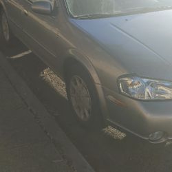 Nissan Maxima 2001 Tiene Placas Y Estiker Bijente